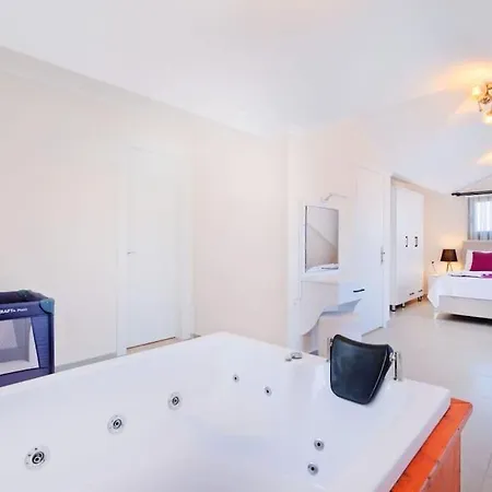 Simge 3+1 Oeluedeniz 别墅